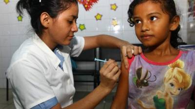 El personal de la Secretaría de Salud ha inmunizado a más de 120,000 hondureños en los centros de salud.
