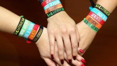 Las pulseras están disponibles en siete coloridos estilos que incluyen mensajes positivos.