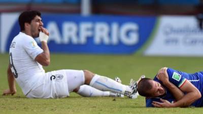 La propensión de la estrella uruguaya Luis Suárez a morder a sus oponentes se debe en parte a que tuvo una difícil infancia, afirmó un reconocido psicólogo del deporte a la BBC.