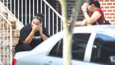 Parientes de las víctimas de la matanza en Orlando desconsoladas por el brutal ataque. AFP