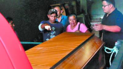 El cuerpo de Heinner García le fue entregado a sus familiares ayer a las 4:00 pm. Su madre llora por la incómoda situación.
