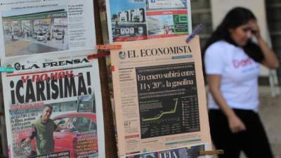 Vista de periódicos mexicanos con encabezados de la alza de la gasolina. Desde mediados diciembre se registraron diversos reportes de escasez de combustibles. Foto: EFE/Mario Guzmán