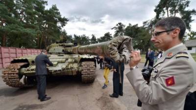 Las autoridades ucranianas revisan armamento ruso decomisado a los rebeldes en territorio de Ucrania.