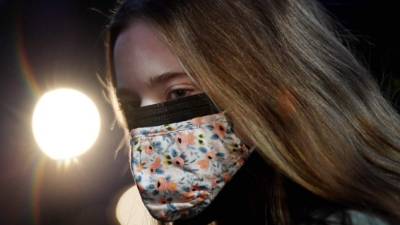 Expertos recomiendan usar mascarillas quirúrgicas y evitar las de tela para evitar infectarse de covid 19./AFP.