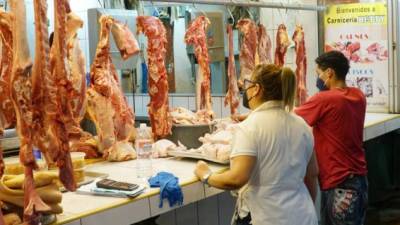 Carnicería Betty en el mercado Dandy. En los próximos días se espera que las ventas sean masivas al acercarse las fiestas de Navidad y Año Nuevo.