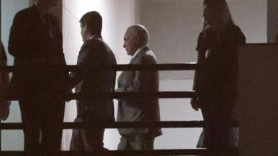 El expresidente brasileño Michel Temer (c) llega este jueves a la sede de la Policía Federal de Río de Janeiro (Brasil). EFE
