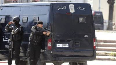 La policía y el ejército de Túnez se enfrentaron con los terroristas que tomaron varios turistas como rehenes en el museo de Bardo.