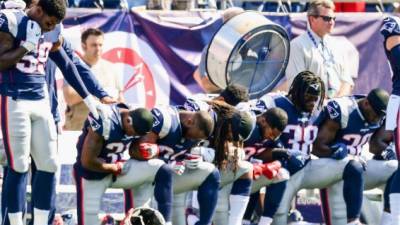 Jugadores del New England Patriots se arrodillaron durante la entonación del himno nacional estadounidense.