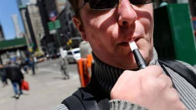 Un hombre fuma un cigarrillo electrónico en Nueva York (EE.UU.). EFE/Justin Lane/Archivo