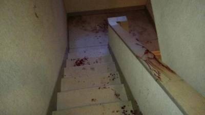 Los inmigrantes hondureños fueron atacados en las escaleras de un edificio de apartamentos. Foto El Mundo.