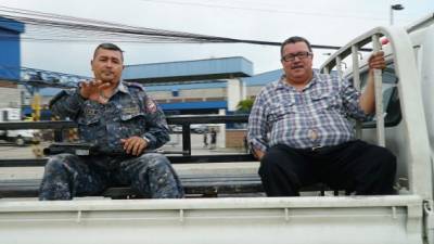 En horas del mediodía, el exalcalde óscar Kilgore fue llevado al penal de El Progreso en la paila de una camión policial custodiado por un elemento penitenciario. Foto Cantarero