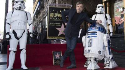 Actor Mark Hamill is honored with a star on the Hollywood Walk of Fame on March 8, 2018, in Hollywood, California. / AFP PHOTO / VALERIE MACON