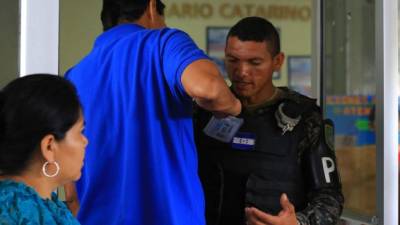 Los militares se ubican en las entradas y salidas.