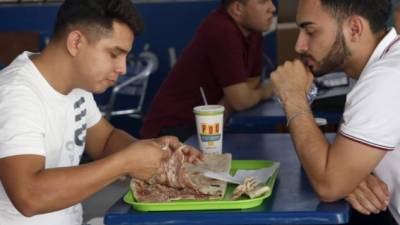 Son pocos los estudiantes que logran comerse toda la baleada ya que son demasiado grandes.