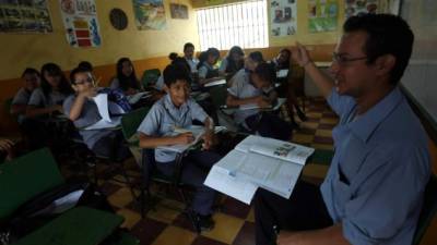 Los padres de familia y las organizaciones no gubernamentales destacan el loablecompromiso de los docentes para permanecer en las aulas de clases.