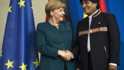 El presidente boliviano Evo Morales se saluda con la canciller alemana Angela Merkel en Berlín.