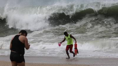 Las costas del Pacífico mexicano registran un fuerte oleaje por el paso del huracán Blas.