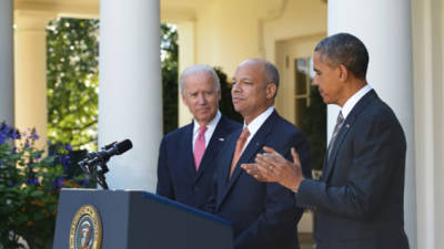 Jeh Johnson, al centro, al ser nombrado nuevo jefe de Seguridad Interior por el presidente Barack Obama. Foto AFP