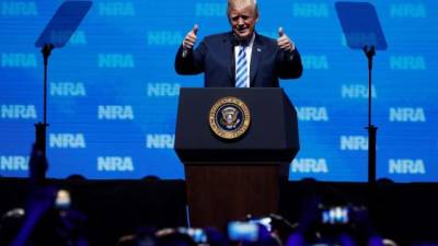 El presidente de Estados Unidos, Donald Trump, pronuncia un discurso durante la reunión anual de la Asociación Nacional del Rifle, en Dallas, Texas, Estados Unidos, hoy, 4 de mayo de 2018. EFE