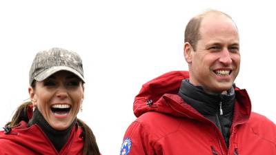 Foto de archico de los príncipes de Gales, Kate y William durante una visita oficial al Central Beacons Mountain Rescue Team en abril del 2023.