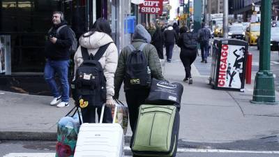 Decenas de familias migrantes comenzaron a ser desalojadas de hoteles y albergues en Nueva York.