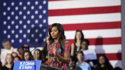 La esposa de Obama reaccionó ante los comentarios vulgares de Trump sobre las mujeres.