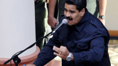 El presidente de Venezuela, Nicolás Maduro, pronuncia un discurso durante una ceremonia en conmemoración de la muerte presidente Hugo Chávez, en el Cuartel de la Monatana en Caracas el 05 de marzo 2014. AFP