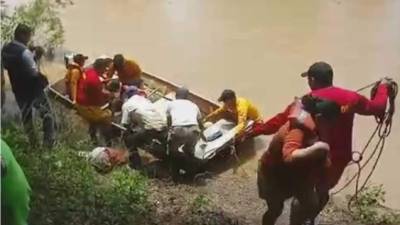 Los miembros del Cuerpo de Bomberos durante el rescate de toda una familia.