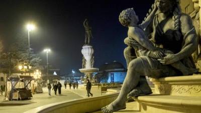 Estatua de Olimpia y su hijo, Alejandro Magno, el más famoso de los antiguos reyes Macedonios, en una plaza de Skopje, la capital del país.