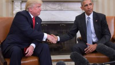 Trump y Obama se dieron la mano por primera vez en los últimos dos años.