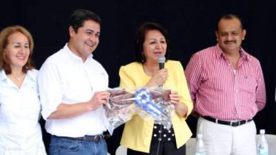 Excalcaldesa de Santa Bárbara, Thelma Iris López de amarillo junto al presidente Juan Orlando Hernández.