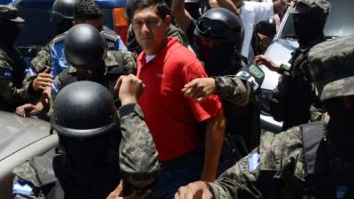 El subcomisionado Juan Francisco Sosa abandonó su vivienda luego de permanecer atrincherado por casi cuatro horas en en la colonia Santa María de Tegucigalpa. AFP