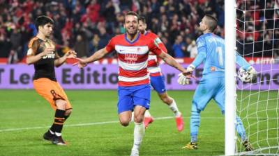 Roberto Soldado fue la figura del Granada al marcar un doblete ante Valencia. Foto EFE.