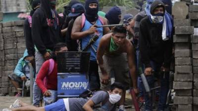 Los pobladores de Masaya se defienden con morteros y chimbas de los ataques de las fuerzas 'combinadas' del Gobierno de Ortega./AFP.