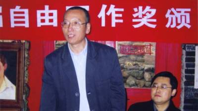 Foto de archivo sin fechar del disidente chino y premio Nobel de la Paz Liu Xiaobo (c) durante una reunión en Pekín (China). Liu Xiaobo ha sido liberado por razones médicas tras haberle diagnosticado un cáncer de hígado terminal, según confirmó hoy, 26 de junio de 2017, en unas declaraciones a EFE su abogado MoShaoping.