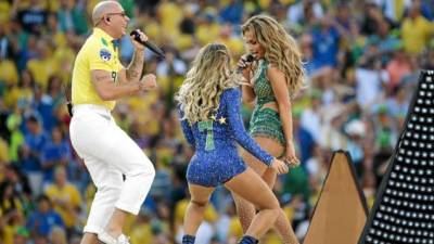 El rapero Pitbull baila junto a Jennifer López, y la cantante brasileña Claudia Leitte, durante la ceremonia inaugural de la copa del Mundo de 2014.