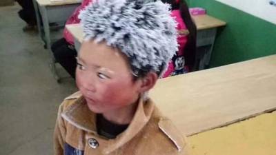 El niño llegó a la escuela con el cabello y las cejas congeladas.