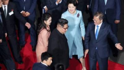Kim Jong-un junto a su esposa Ri Sol Ju durante su visita a Corea del Sur. /AFP.