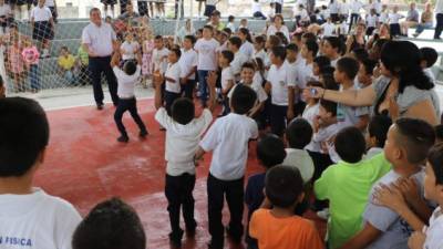 El alcalde Astor Amaya juega con niños de la escuela Gabriela Mistral. Foto: Efraín Molina.