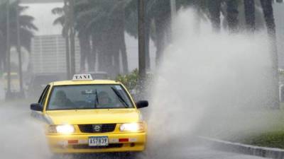 Aparte de Costa Rica, Nicaragua y Panamá están afectados: un vehículo transita por una vía inundada en la Ciudad de Panamá.