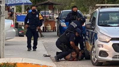 En un video que circula en redes sociales se ve a la mujer inmóvil ante la mirada de los agentes./Reforma.