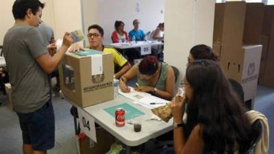 Del total de colombianos habilitados para votar, 18.047.321 son mujeres y 16.852.624 hombres, que podrán ejercer su derecho al voto en 81.925 mesas distribuidas en 11.034 centros de votación en todo el territorio nacional. EFE