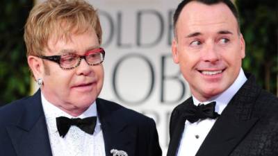 Elton John anunció que se casará con su pareja David Furnish.