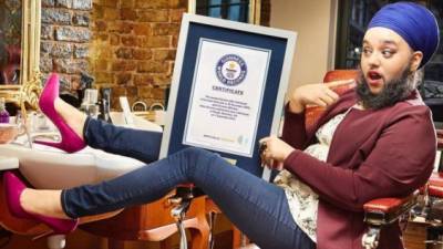 Harnaan Kaur orgullosa con su certificado de récord Guinness.
