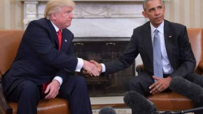 (FILES) In this file photo taken on November 10, 2016, US President Barack Obama and President-elect Donald Trump shake hands during a transition planning meeting in the Oval Office at the White House in Washington, DC. - With the US presidential campaign heating up, the White House continues to look backward, comparing President Donald Trump's economic record to his predecessor Barack Obama.The Trump administration released the Economic Report of the President on February 20, 2020, which in nearly every metric claims a vast improvement over the previous administration. (Photo by JIM WATSON / AFP)