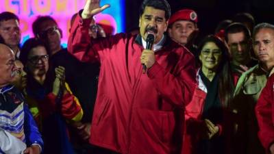 Venezuelan president Nicolas Maduro celebrates the results of 'Constituent Assembly', in Caracas, on July 31, 2017.Deadly violence erupted around the controversial vote, with a candidate to the all-powerful body being elected shot dead and troops firing weapons to clear protesters in Caracas and elsewhere. / AFP PHOTO / RONALDO SCHEMIDT