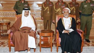 El recién jurado Sultán Haitham bin Tariq recibiendo al emir de Qatar Sheikh Tamim bin Hamad al-Thani. Foto: AFP