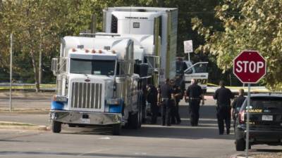 Los inmigrantes, dos de ellos menores, murieron aparentemente por asfixia o por un golpe de calor, tras permanecer encerrados en el camión. El conductor del carro fue detenido. afp