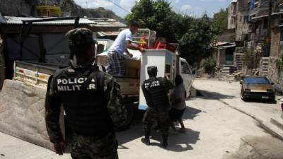 Los policías militares están resguardando a los pobladores de las colonias que supuestamente están amenazadas.