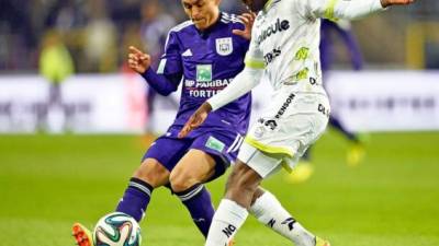 Andy Najar lucha por el balón con un jugador del Zulte-Waregem.